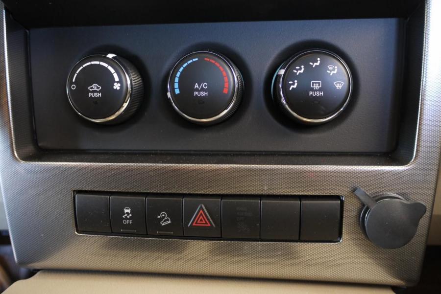  Jeep Liberty Sport 2010 года  (фото 19 из 37)